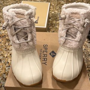 Sperry ivory boots size kids 5 . Simply so cute with Sherpa fur barely worn